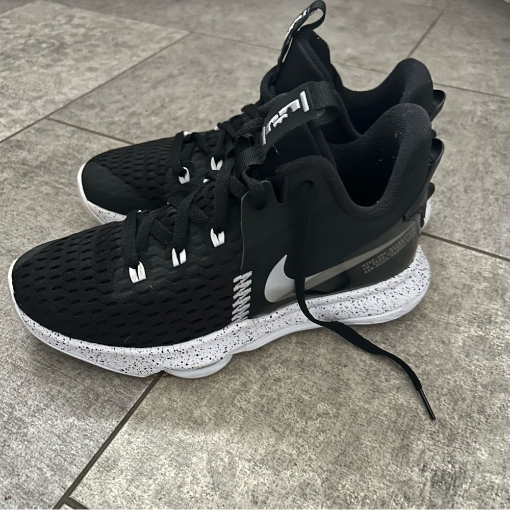 Nike LeBron Witness V sneakers 7.5 fits women’s 9